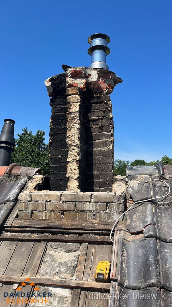 Beschadigde schoorsteen met nieuwe rookgasafvoer op oud dak in Bleiswijk Beschadigde schoorsteen met nieuwe rookgasafvoer op oud dak in Bleiswijk