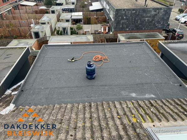 Plat dak met bitumen dakbedekking en brander in Bleiswijk Plat dak met bitumen dakbedekking en brander in Bleiswijk