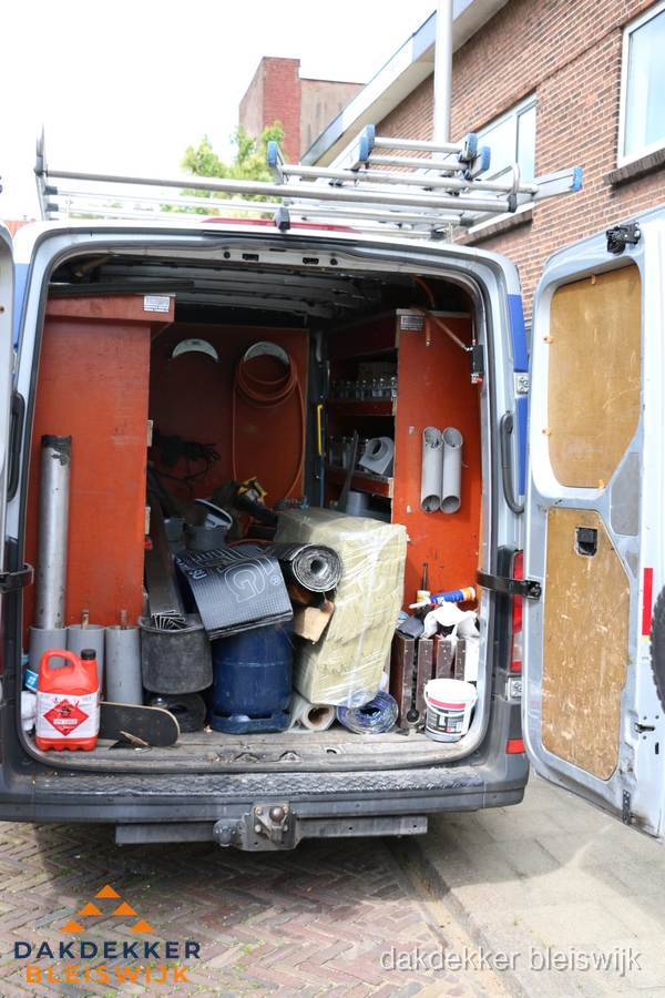 Bedrijfsbus van dakdekker met gereedschap en materialen in Bleiswijk Bedrijfsbus van dakdekker met gereedschap en materialen in Bleiswijk