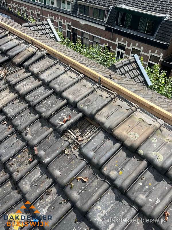 Dakonderhoud aan schuin pannendak met nokvernieuwing in Bleiswijk Dakonderhoud aan schuin pannendak met nokvernieuwing in Bleiswijk