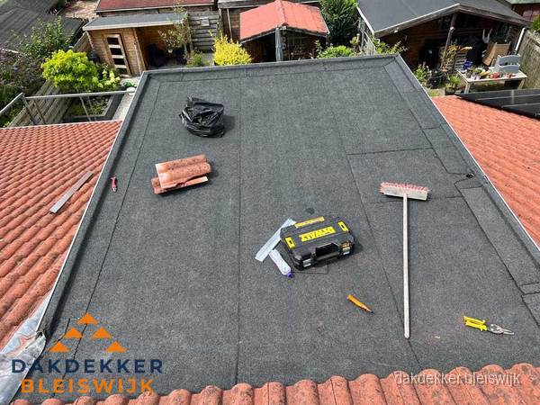 Nieuw plat dak met bitumen dakbedekking in Bleiswijk Nieuw plat dak met bitumen dakbedekking in Bleiswijk