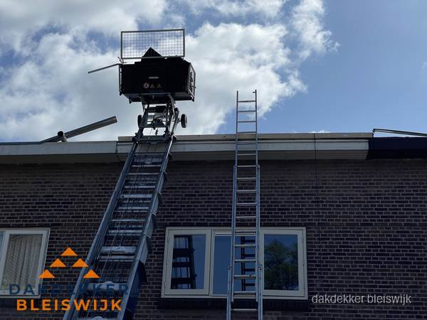 Ladderlift en ladder bij woning voor dakinspectie in Bleiswijk Ladderlift en ladder bij woning voor dakinspectie in Bleiswijk