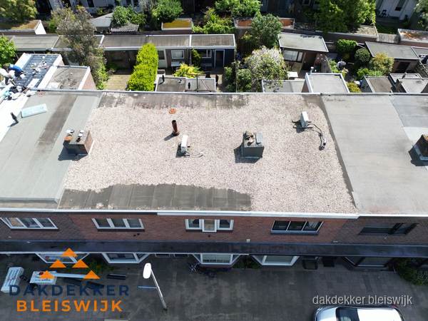 Plat dak met grindballast en dakdoorvoeren in Bleiswijk Plat dak met grindballast en dakdoorvoeren in Bleiswijk