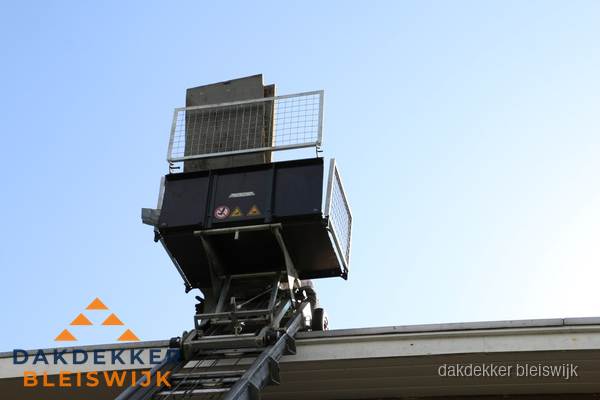 Dakdekkerslift voor materiaal transport bij dakwerkzaamheden in Bleiswijk Dakdekkerslift voor materiaal transport bij dakwerkzaamheden in Bleiswijk