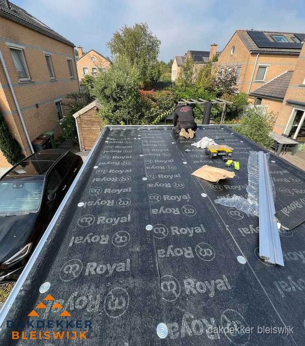 Dakdekker aan het werk op plat dak renovatie in Bleiswijk Dakdekker aan het werk op plat dak renovatie in Bleiswijk