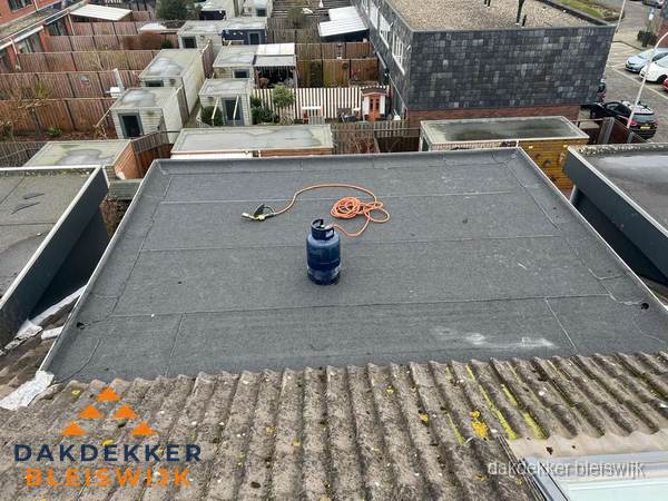 Plat dak met nieuwe bitumen dakbedekking en brandgereedschap in Bleiswijk Plat dak met nieuwe bitumen dakbedekking en brandgereedschap in Bleiswijk